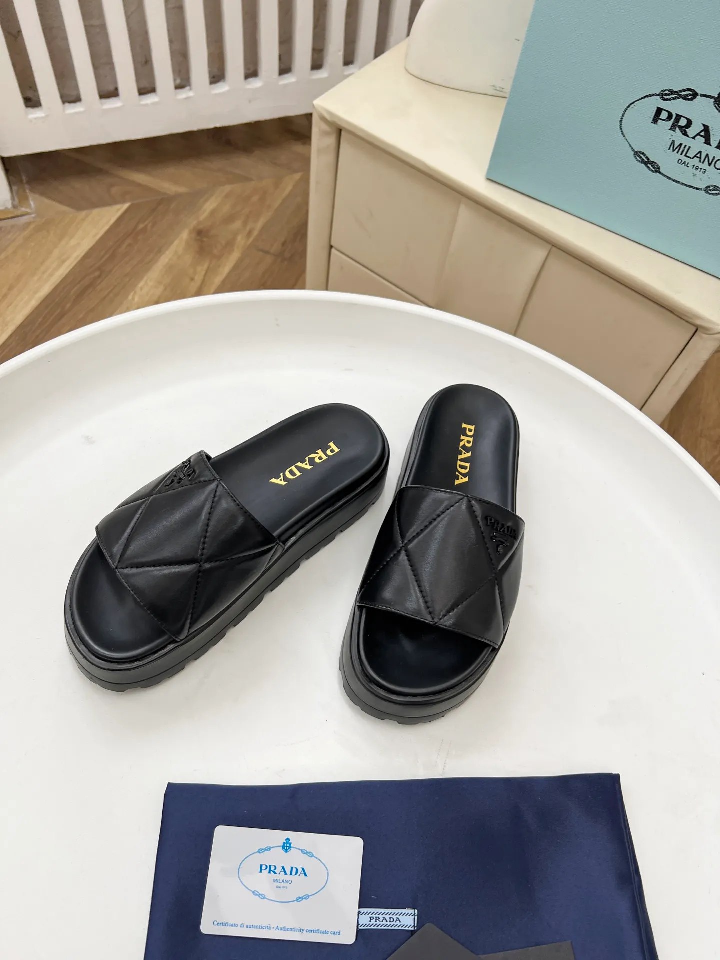 👟👟Ex-factory price 440👟👟 Prada/Prada 25ss summer new couple's beach thick-soled Birkenstock sandals. This shoe style is really a classic design that will not go out of style and is in line with everyone's current pursuit of comfortable and healthy wearing concepts. It is regarded by many domestic and foreign celebrities and fashionistas as an important choice for daily slippers. ✔Upper: imported super soft sheepskin ✔Inner lining: imported sheepskin ✔Hardware: Original molded split hardware ✔Outsole: Ultra-light, wear-resistant and non-slip foam sole ✔Number of yards: 35~40 (custom-made 40 pieces are non-refundable)